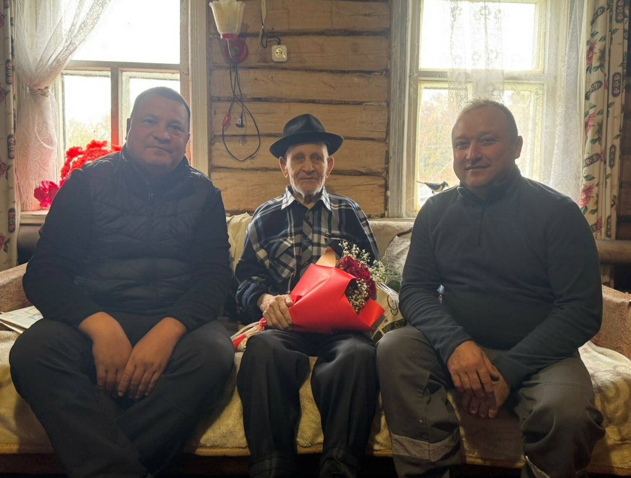 В Благоварском районе 98-летнего участника войны поздравили с праздником