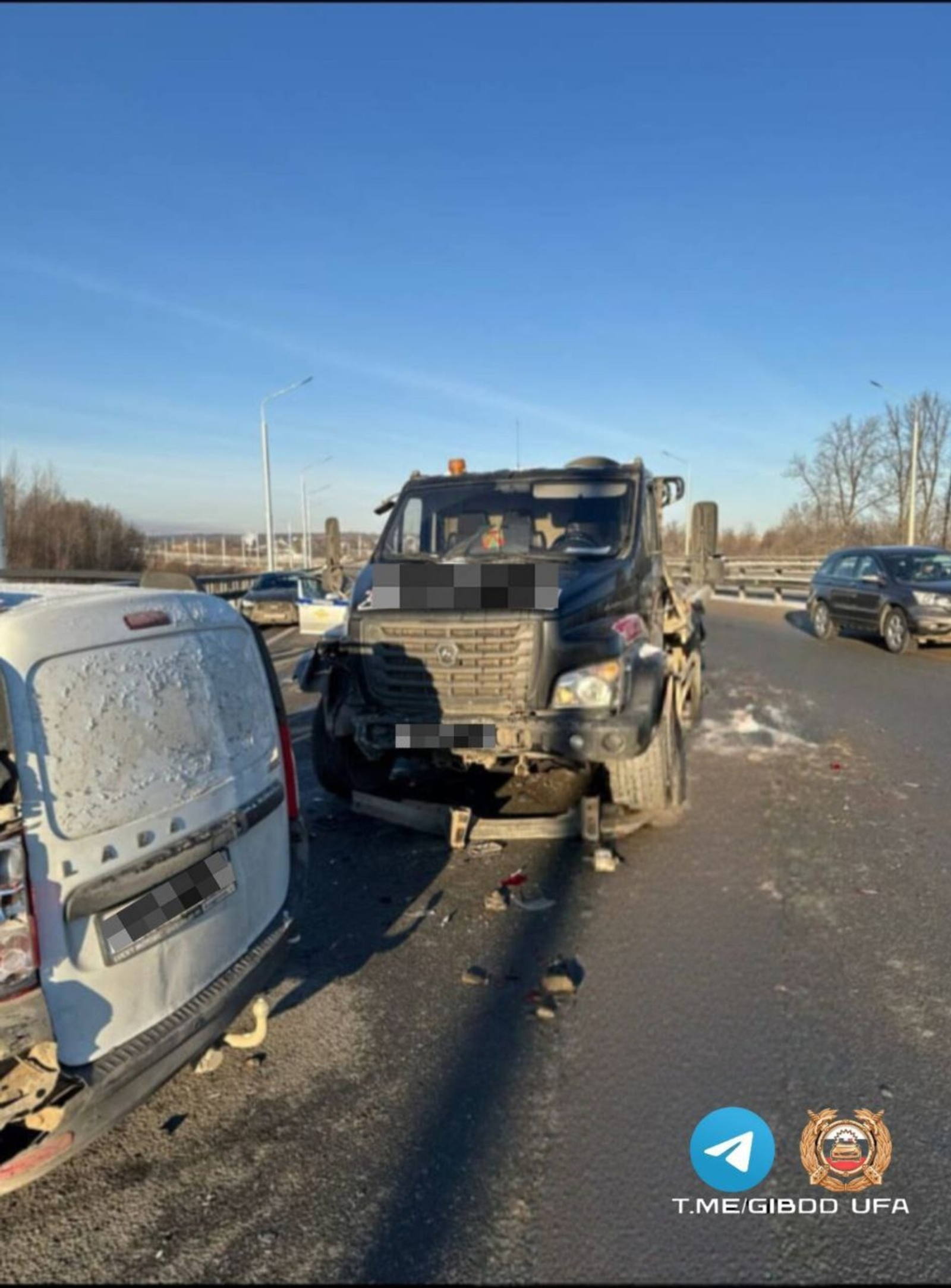 В Башкирии  эвакуатор врезался в попавшие в ДТП машины