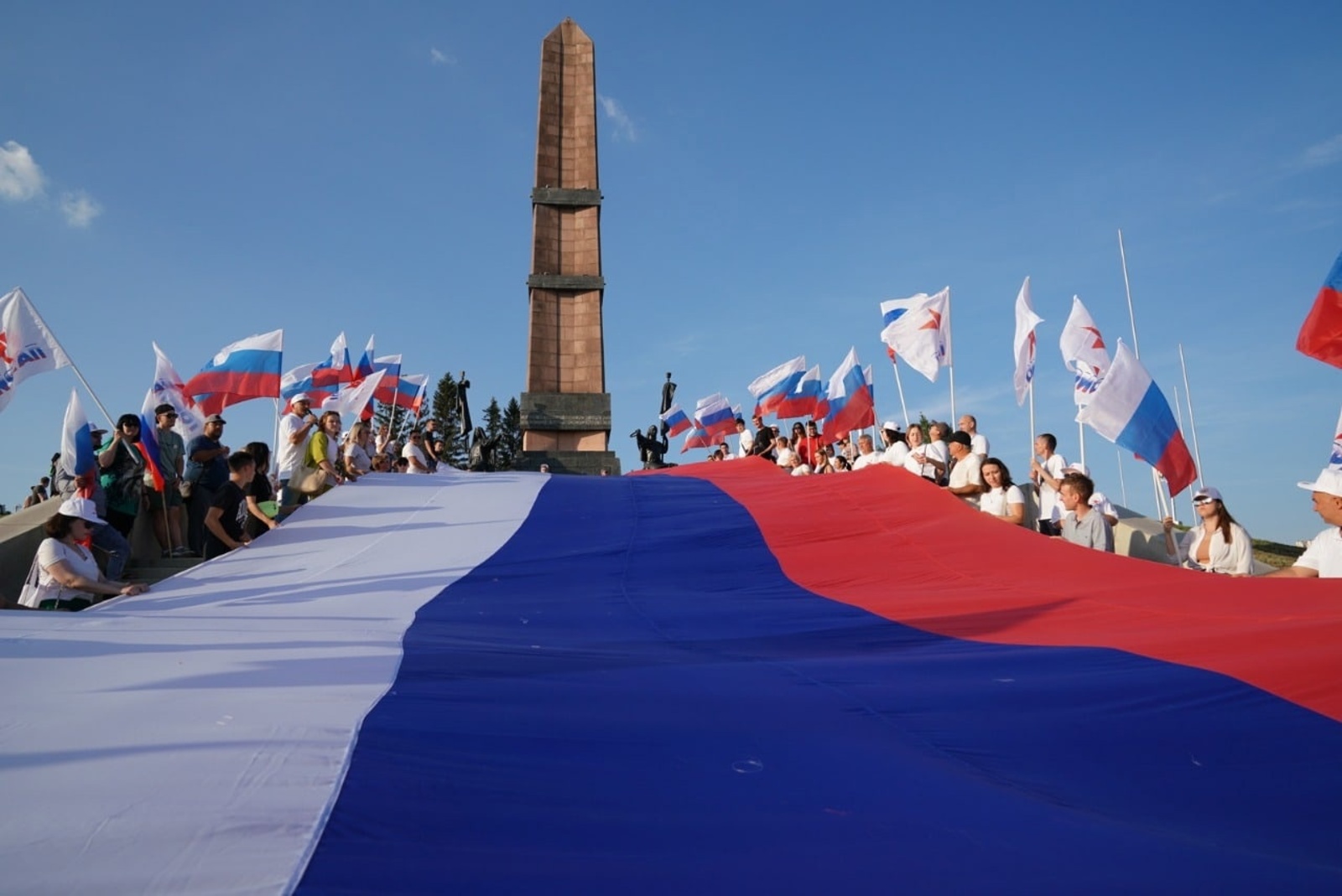 Радий Хабиров поздравил жителей республики с Днем государственного флага Российской Федерации