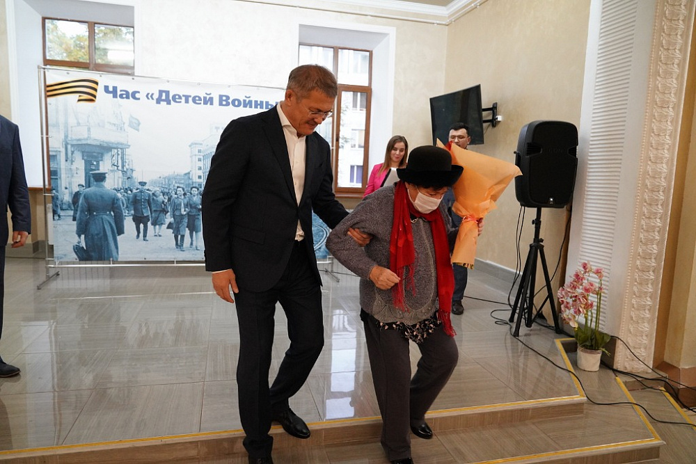 Радий Хабиров вручил жителям Уфы удостоверения «Дети войны»