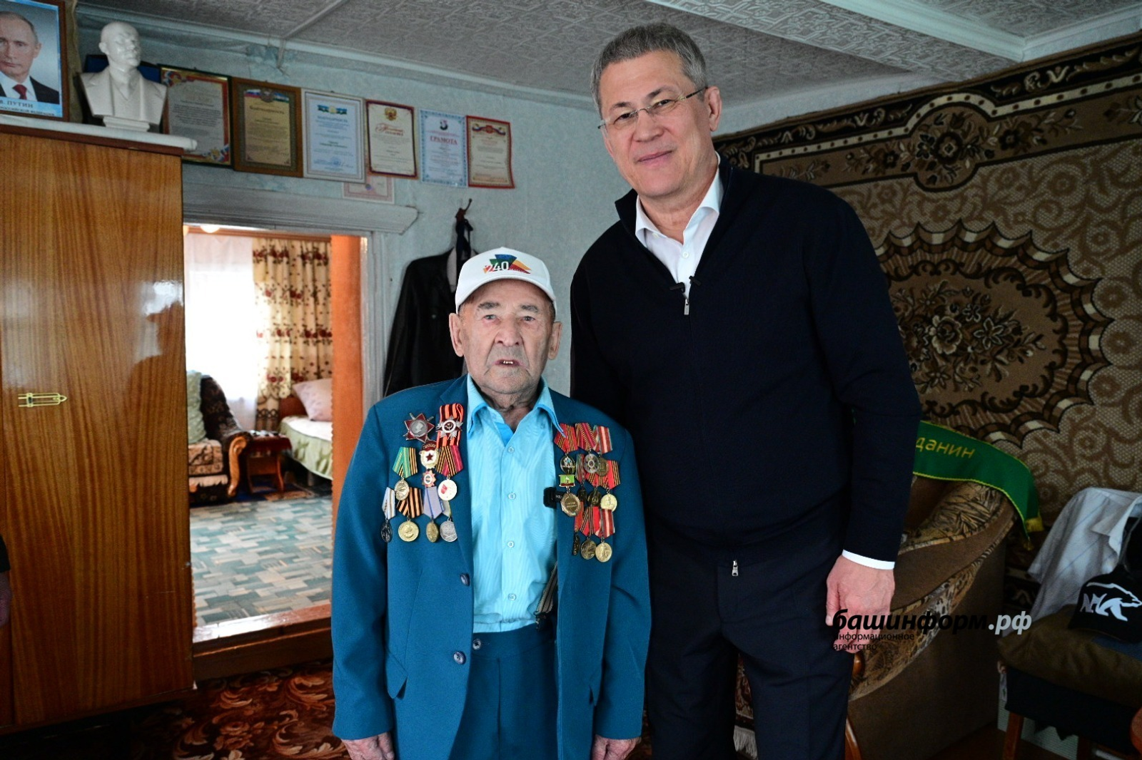 Радий Хабиров поздравил ветерана  Габдрауфа Гареева из Белебея с 80-летием