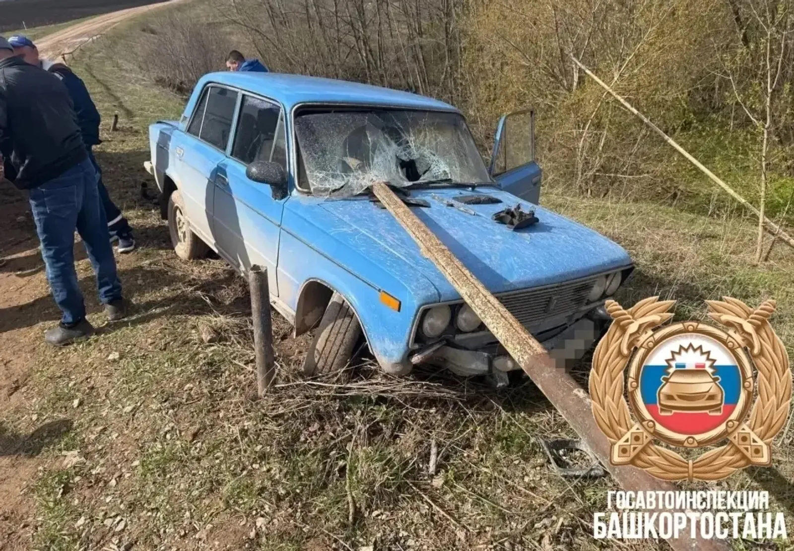 В Башкирии «ВАЗ-2106» наехал на металлическое ограждение