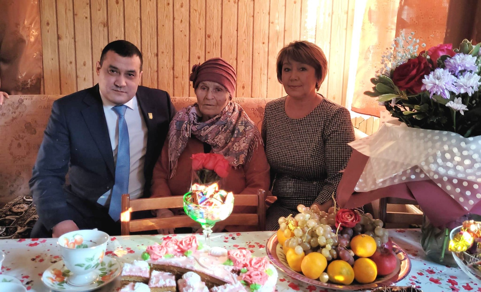 Руководитель Благоварского  района Марат Юсупов поздравил юбиляров