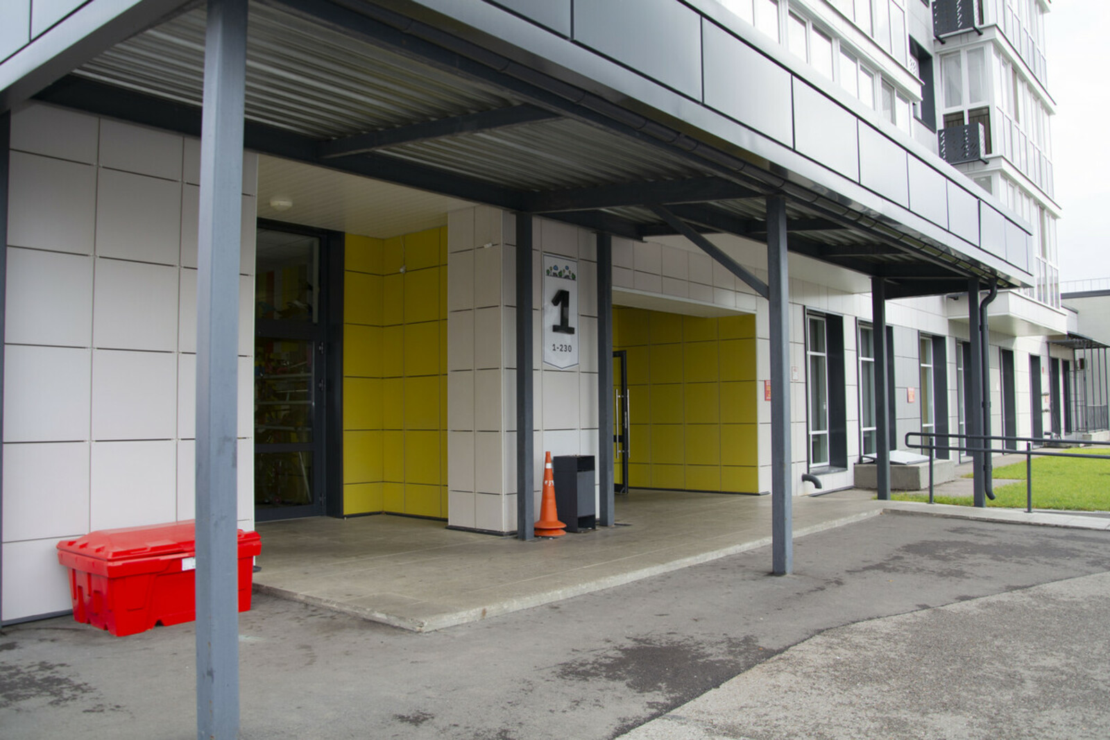 В Башкирии школьница выпала из окна многоэтажки