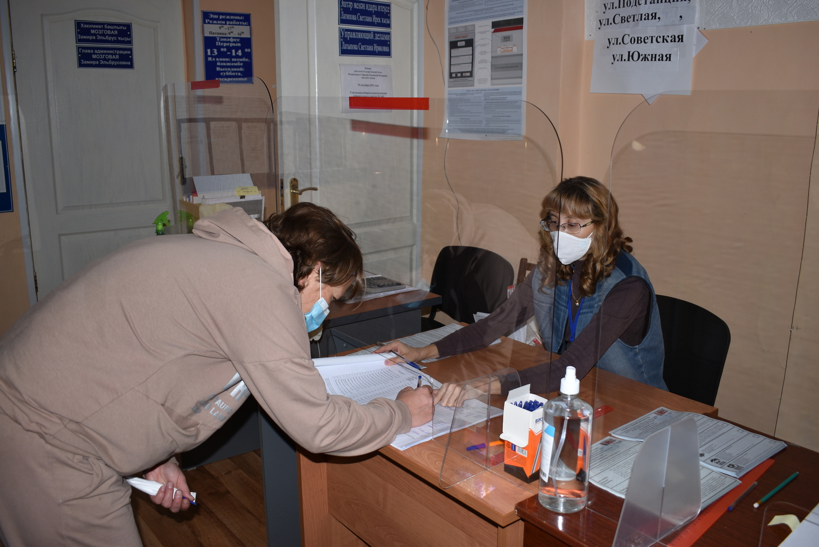 На избирательном участке села Первомайский Благоварского района Башкирии  активность высокая