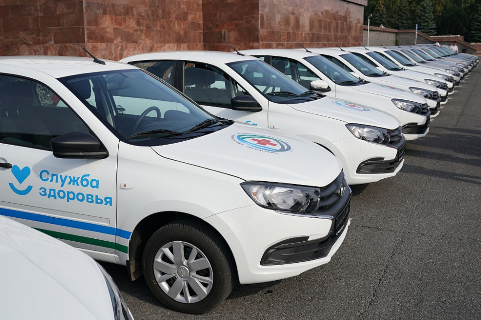 Радий Хабиров передал медучреждениям Башкортостана новые легковые автомобили