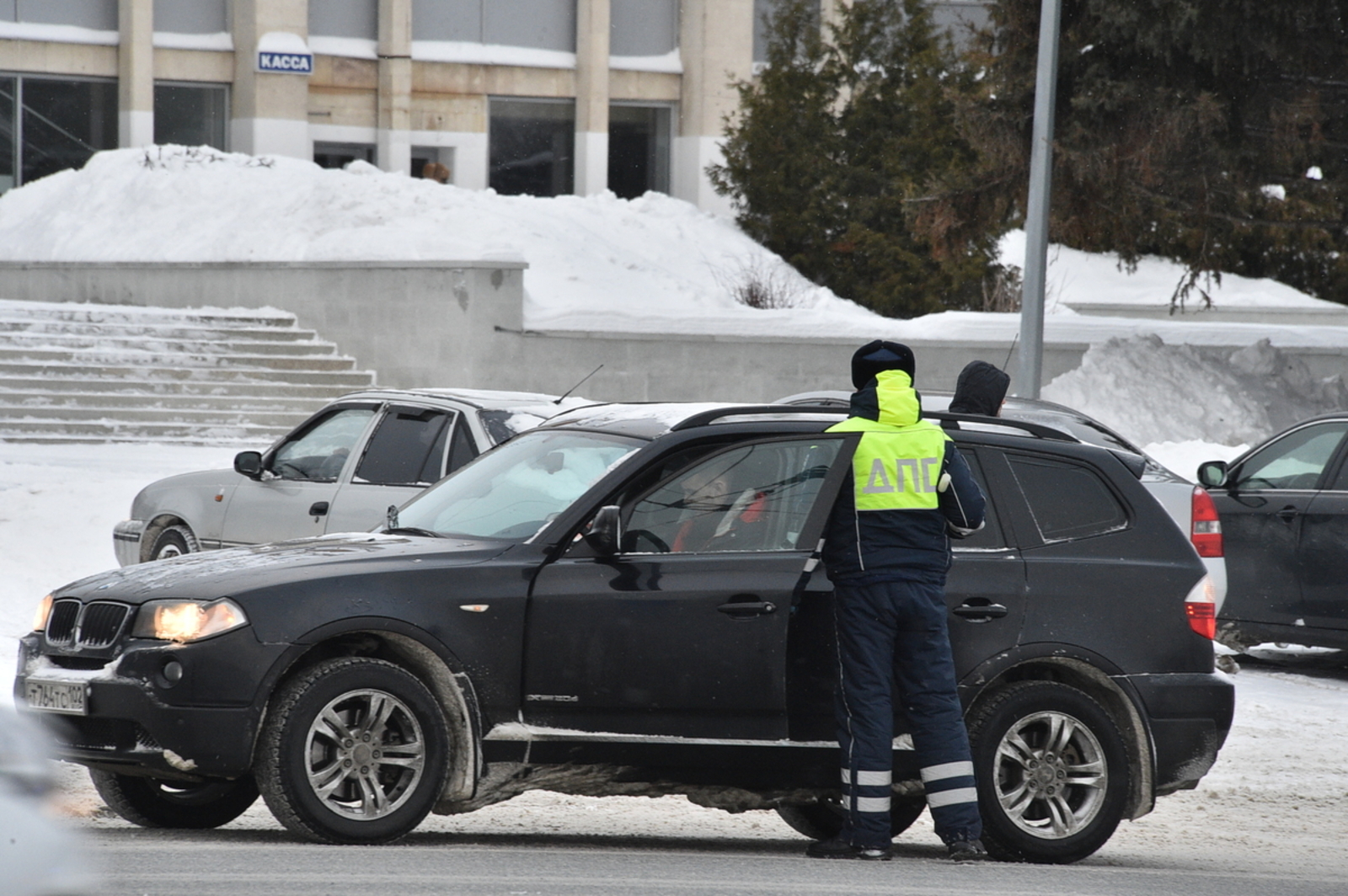 В Башкирии парень ударил прохожего ножом