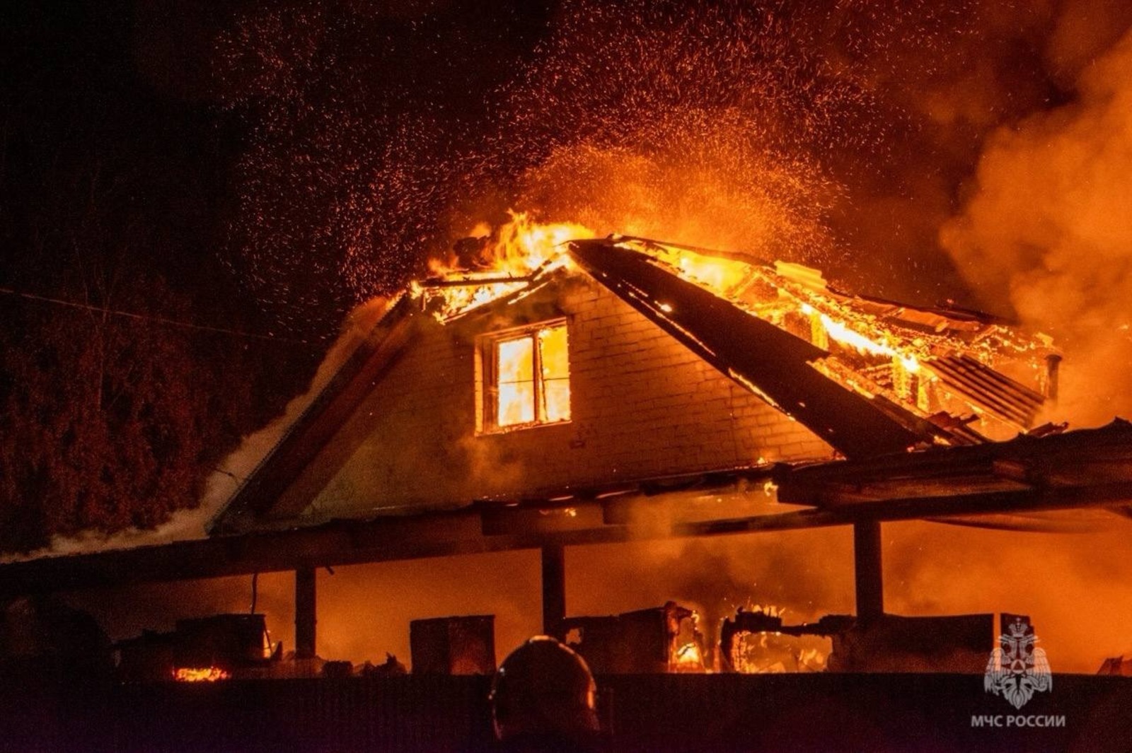 Башкирии пожар уничтожил дом и семь автомобилей