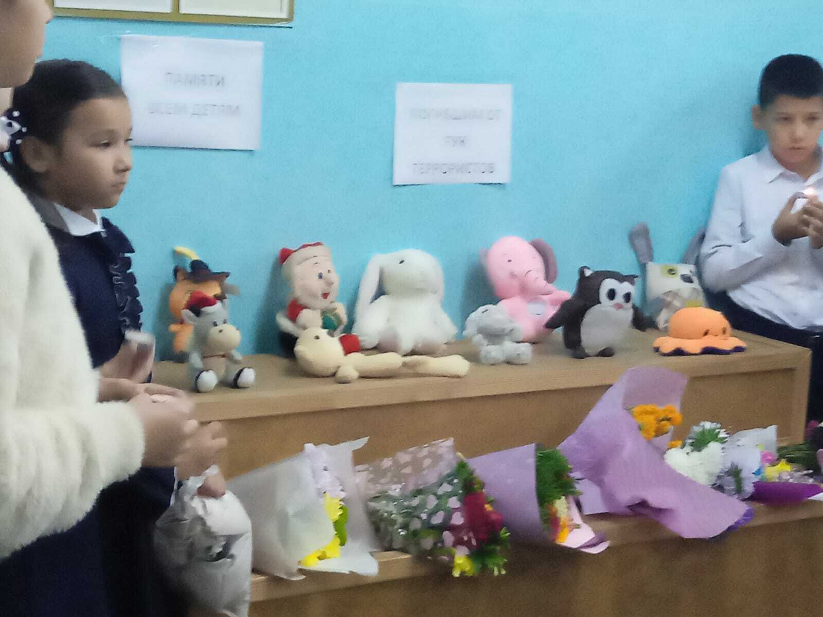 В память о трагедии в Беслане языковские школьники создали стену памяти, к которой несли игрушки и цветы