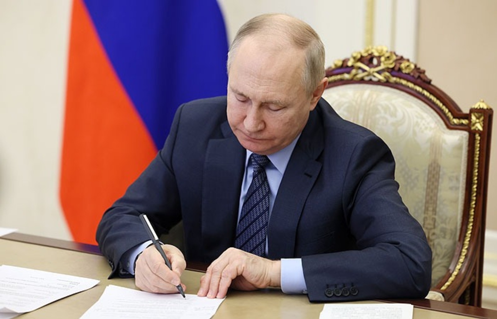 Владимир Путин подписал закон о конфискации имущества за фейки об армии России