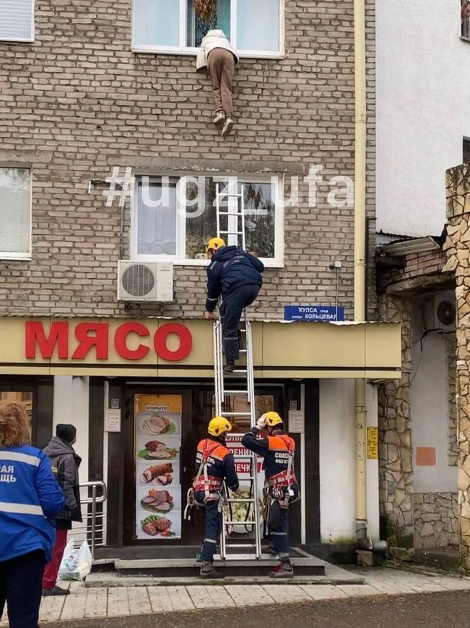 Спасатели в Уфе помогли повисшей на карнизе девушке