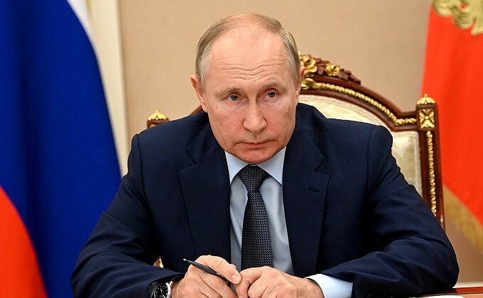 Владимир Путин:  крайне важно убеждать людей в необходимости сделать прививку, в том, что только так мы сможем поставить заслон эпидемии