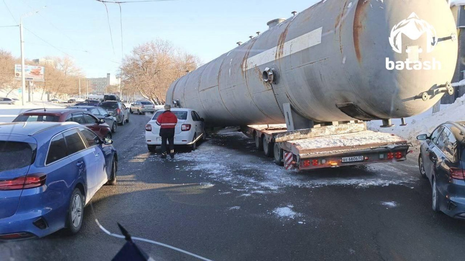 В Башкирии на легковушку упала гигантская цистерна