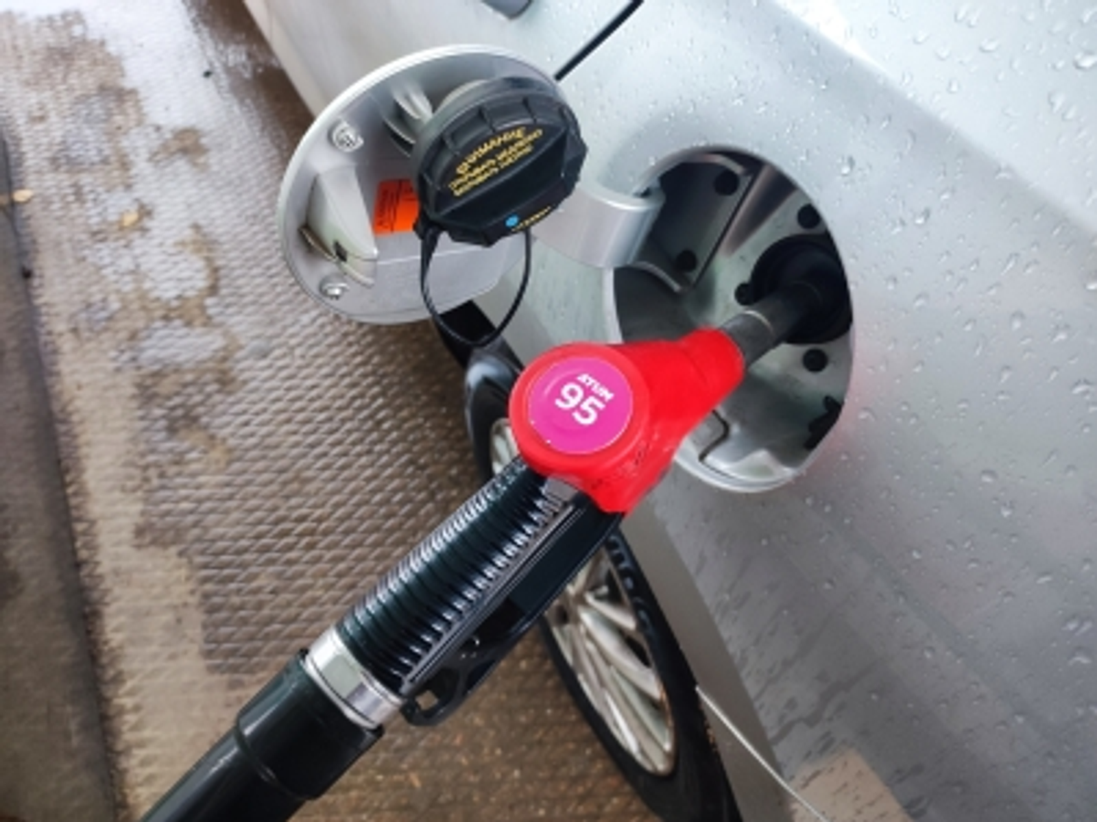 В Уфе возле Воскресенского собора на ходу загорелся автомобиль