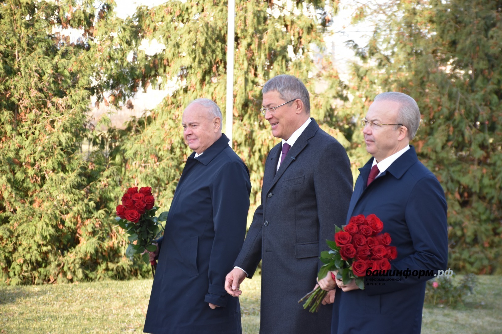 Радий Хабиров возложил цветы к Монументу Дружбы в Уфе