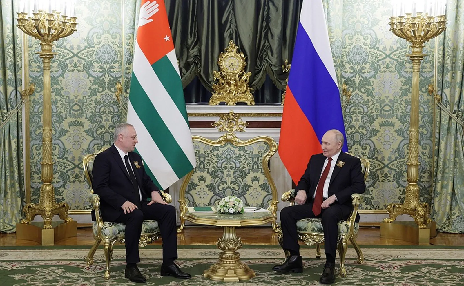 Владимир Путин встретился с Президентом Республики Абхазия Бадрой Гунбой