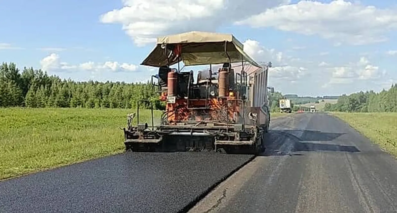 В Башкирии на участке дороги Явгильдино − Щучье Озеро   укладывают  асфальт