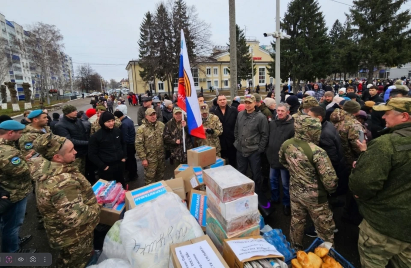 Жители Башкирии встретили поезд с ранеными бойцами