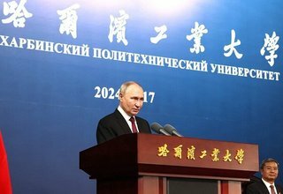 Президент России также осмотрел российские и китайские выставочные стенды