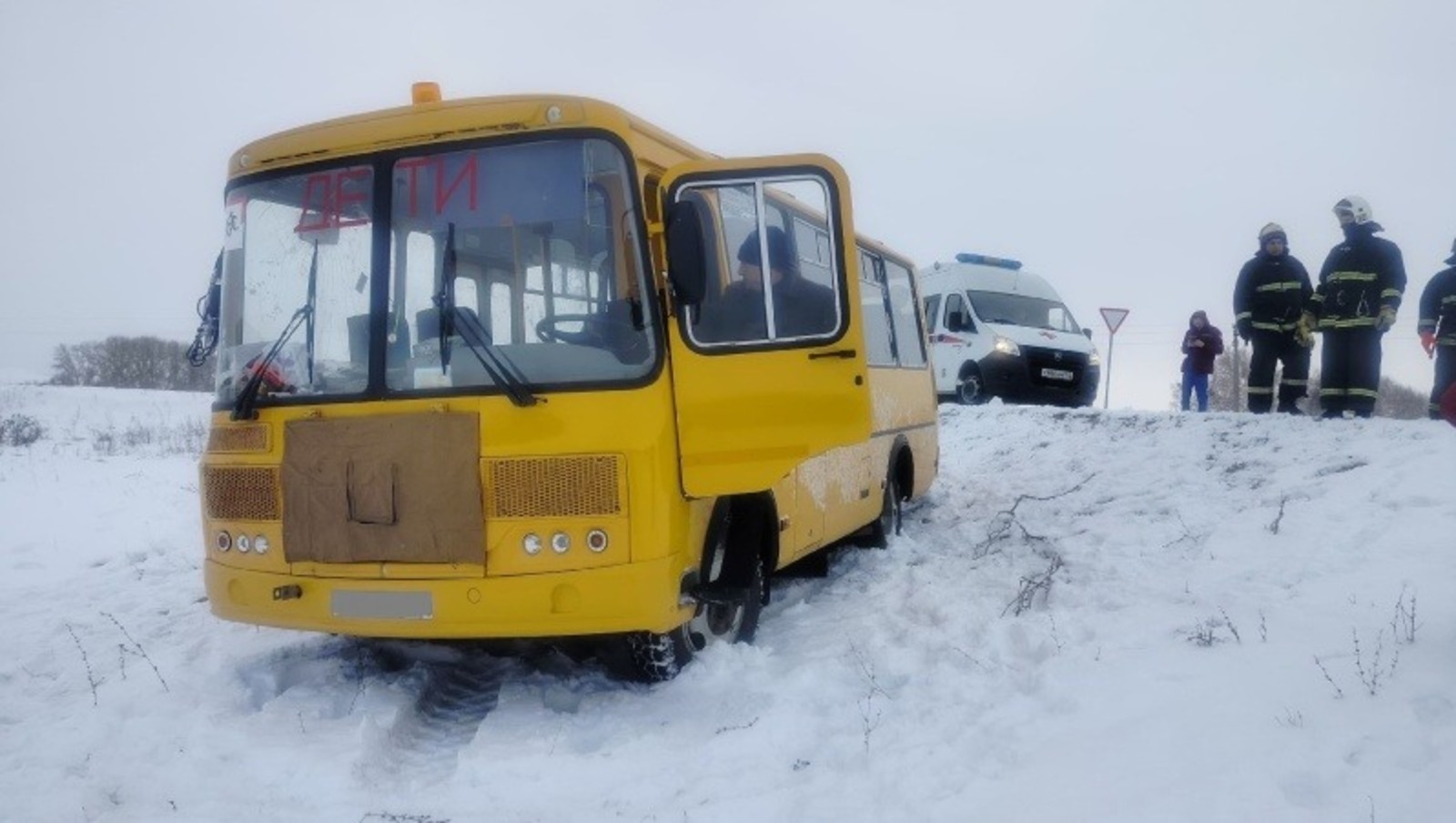 В Башкирии школьный автобус с детьми съехал в кювет
