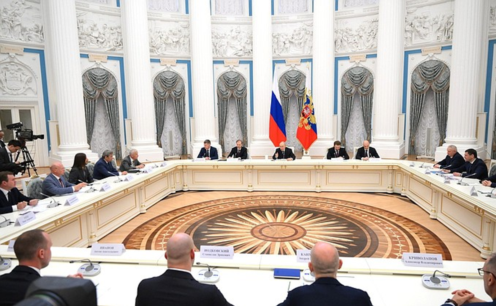 В День  Владимир Путин провёл встречу с представителями  деловых кругов