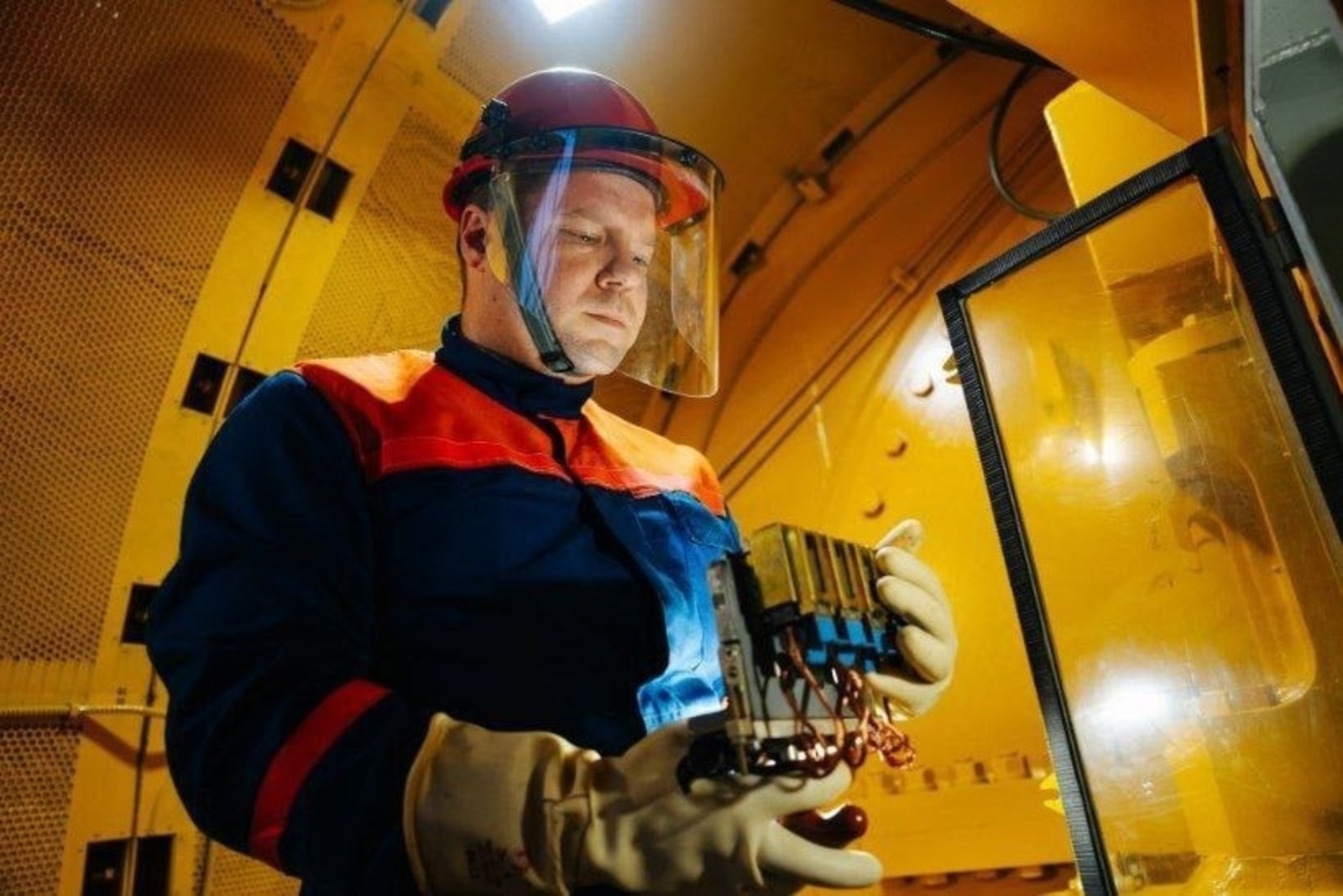 Глава Башкирии поздравил энергетиков с профессиональным праздником