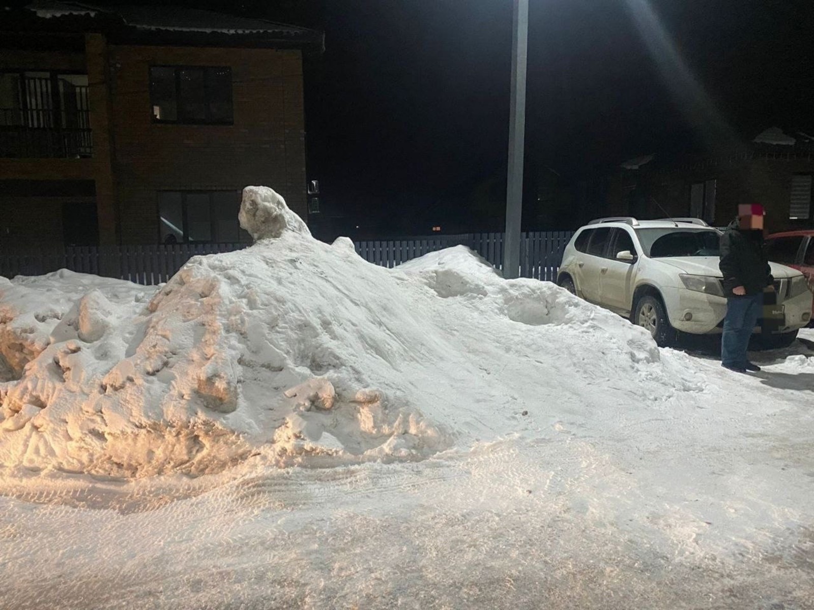 В Башкирии ребёнок скатился со снежной горки под колёса автомобиля