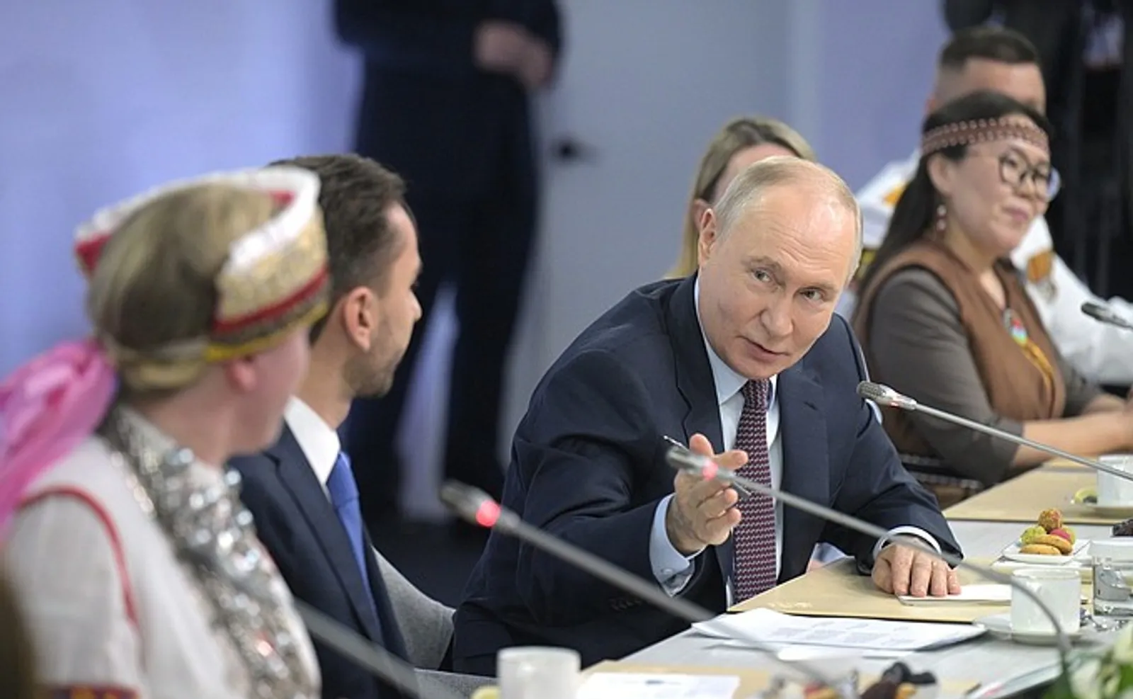 Путин встретился с представителями коренных малочисленных народов России
