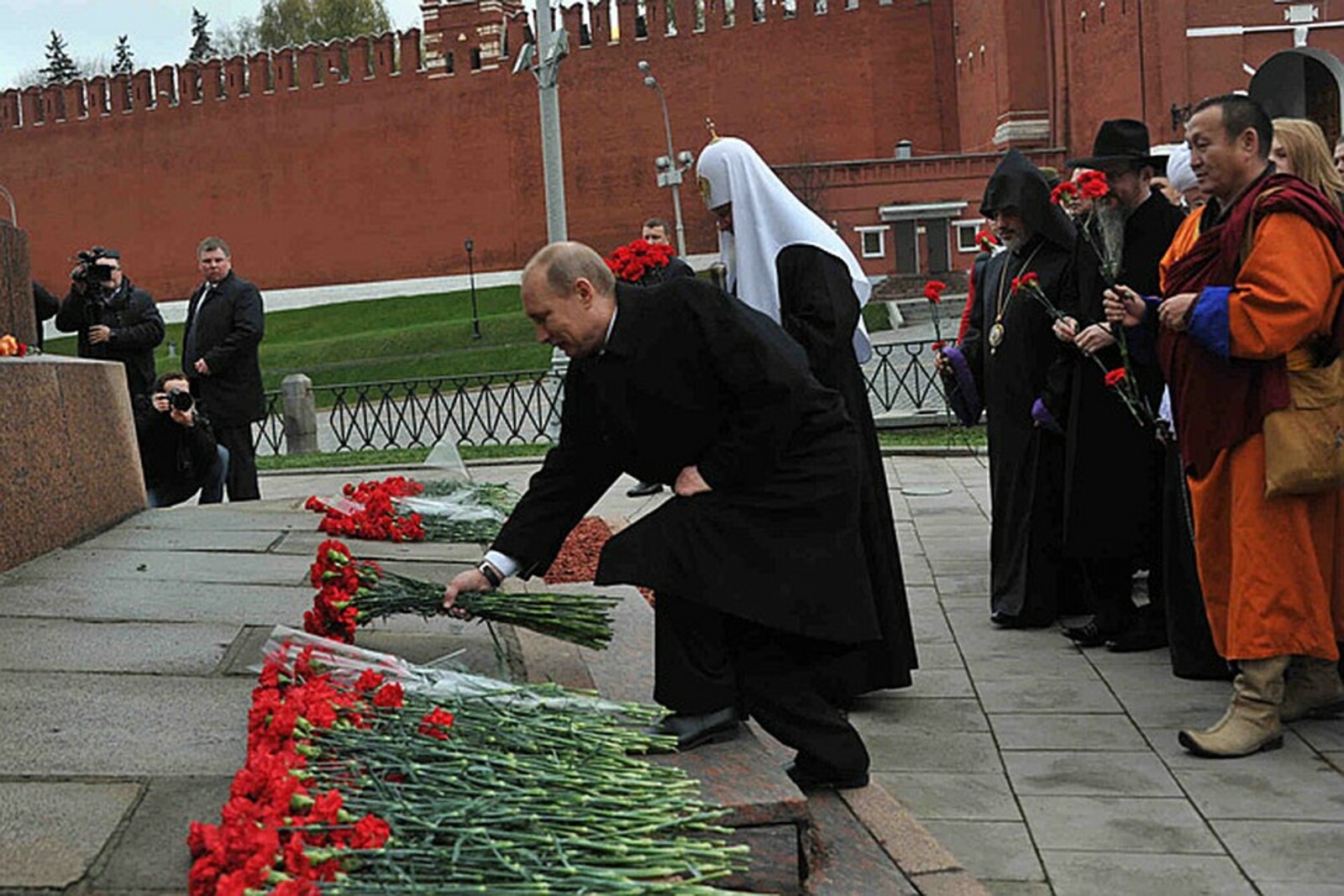 Президент возложил цветы к памятнику Кузьме Минину и Дмитрию Пожарскому