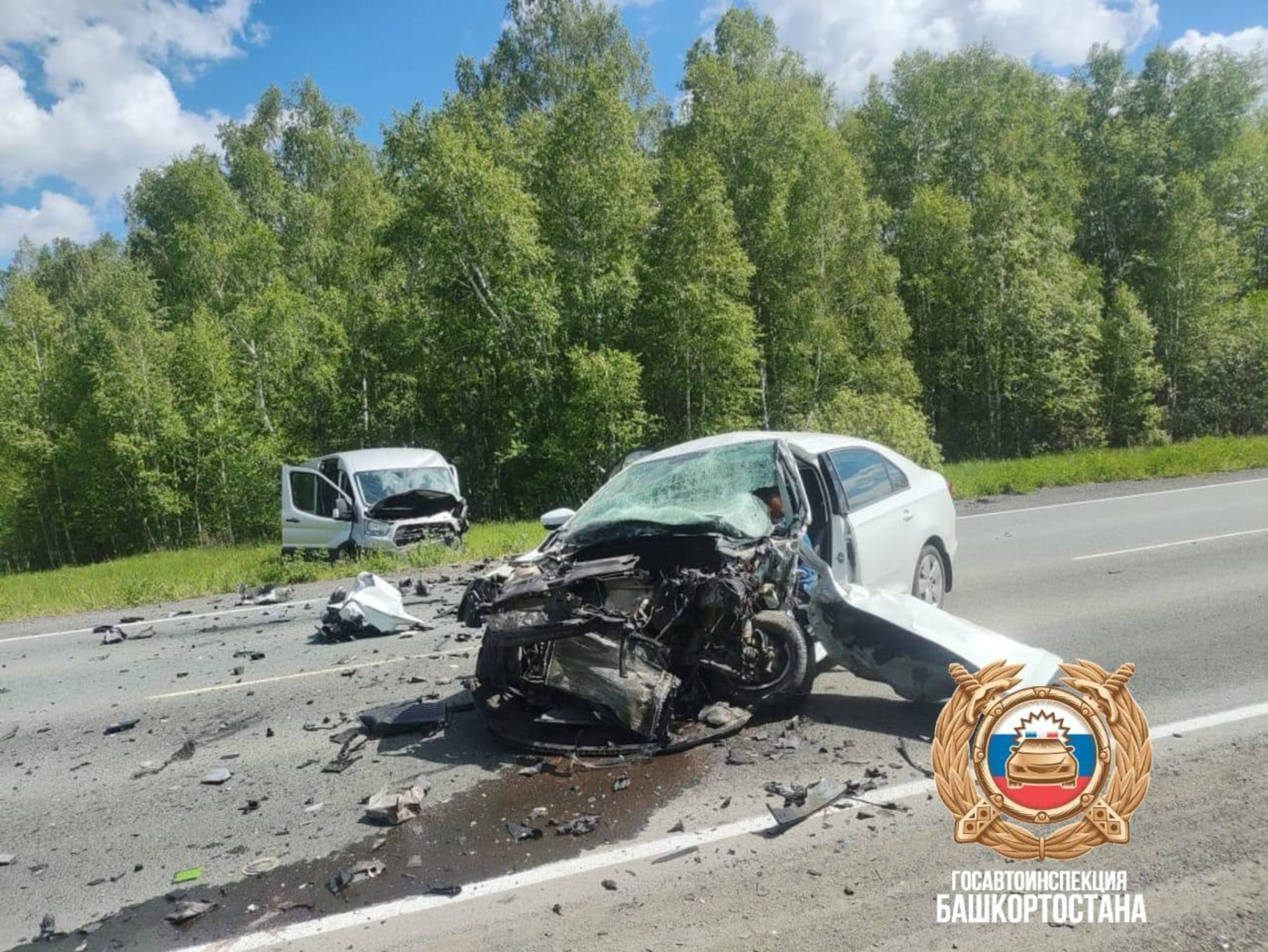 В Башкирии столкнулись 2 автомобиля-минивэн Ford и Skoda Rapid