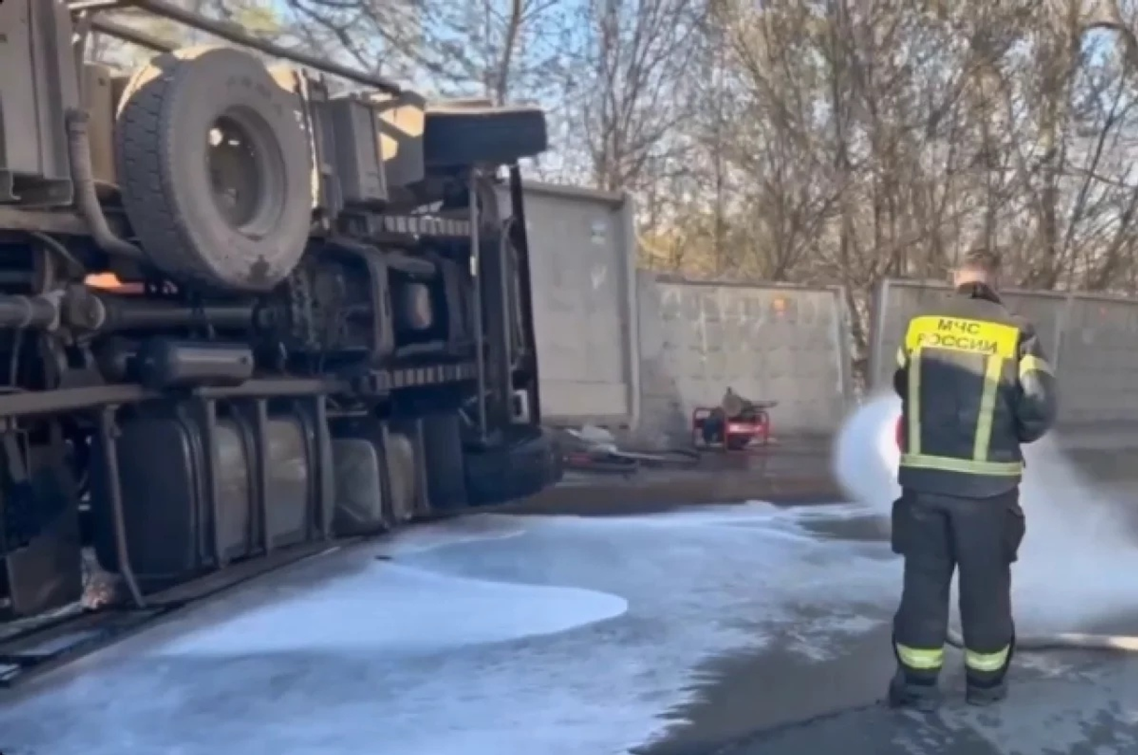 В Уфе «КамАЗ» опрокинулся прямо во время движения