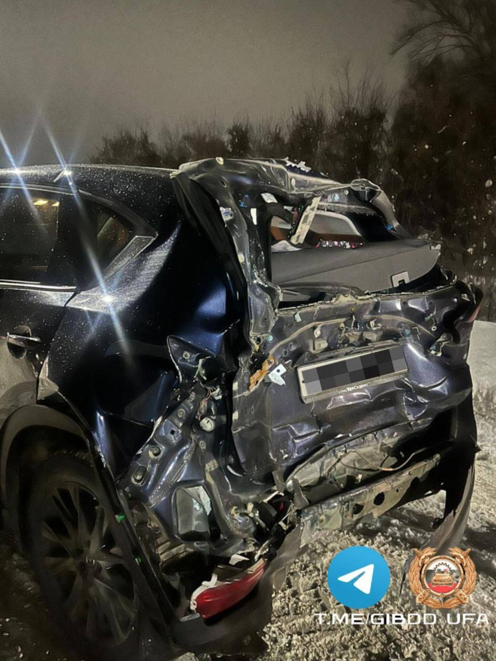 При выезде из Уфе столкнулись легковушка и грузовик