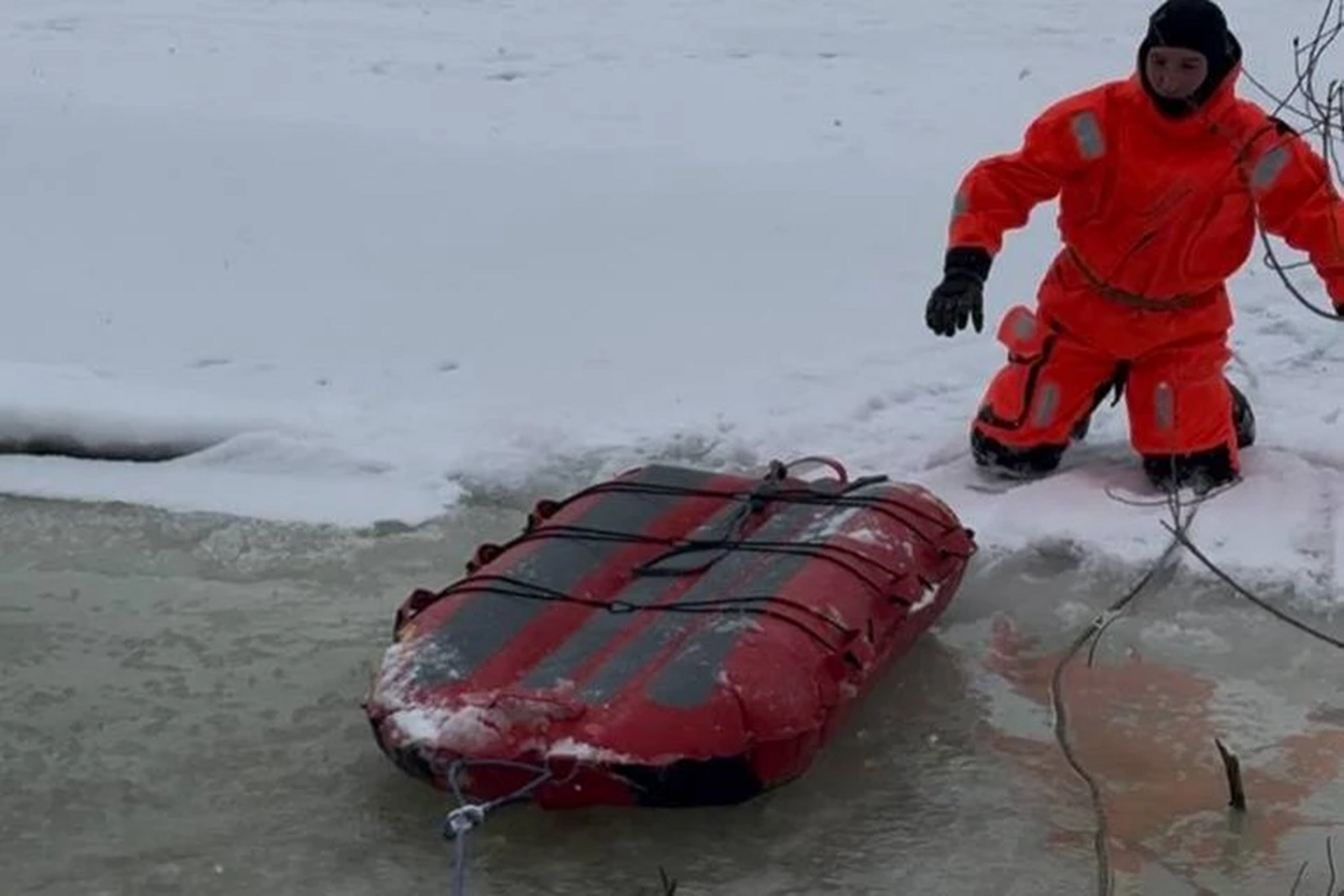 Житель Башкирии провалился под лед во время рыбалки