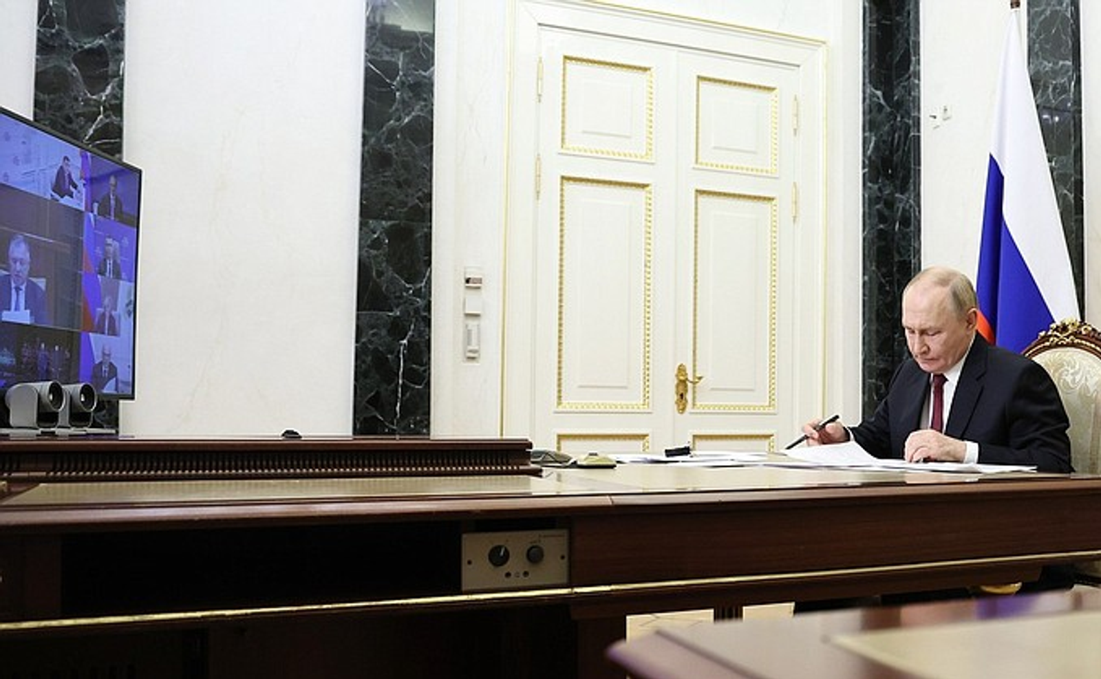 Владимир Путин по видеосвязи провёл совещание с членами Правительства.