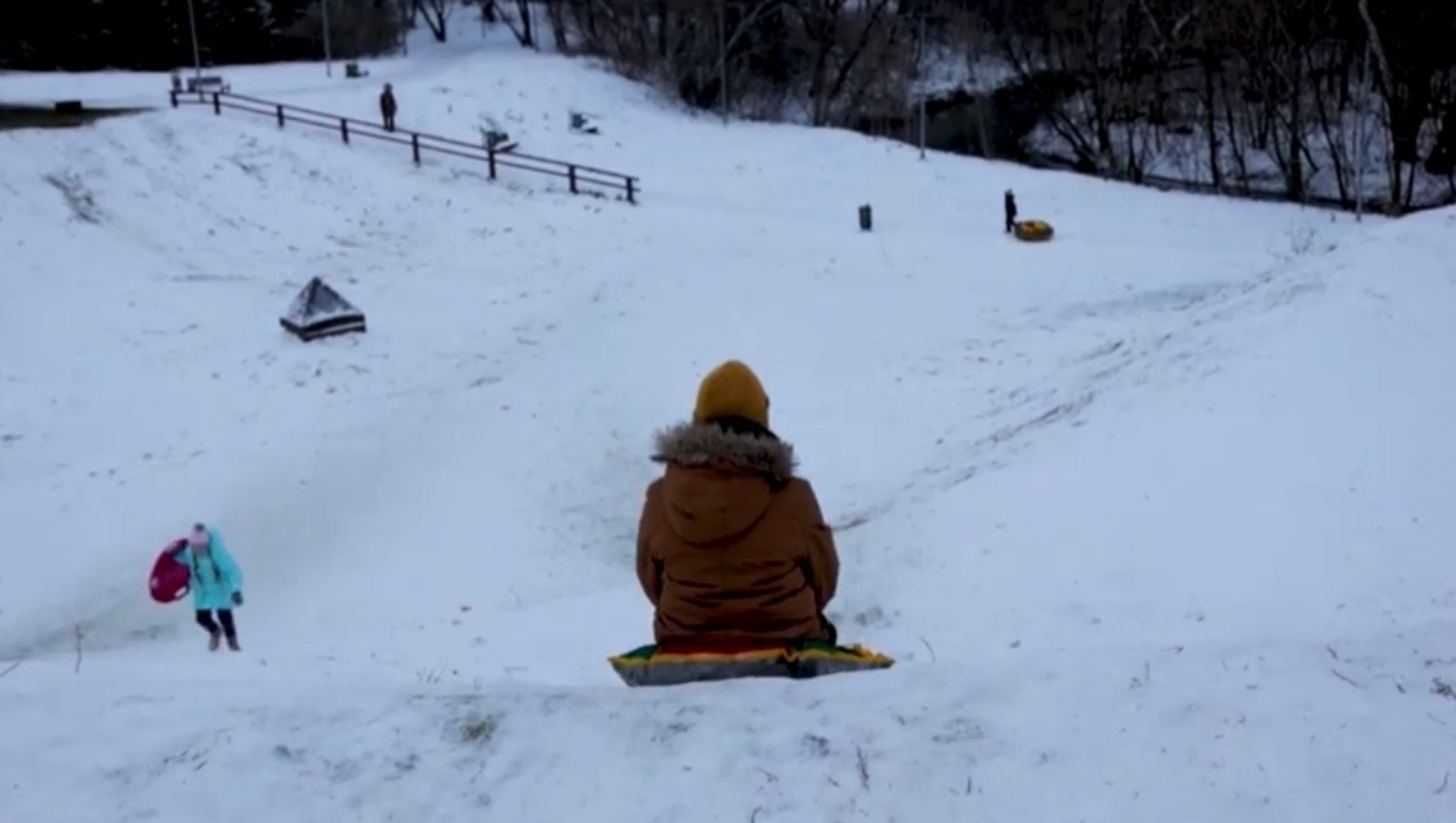 Ватрушка таит опасность: как не покалечиться на зимней горке