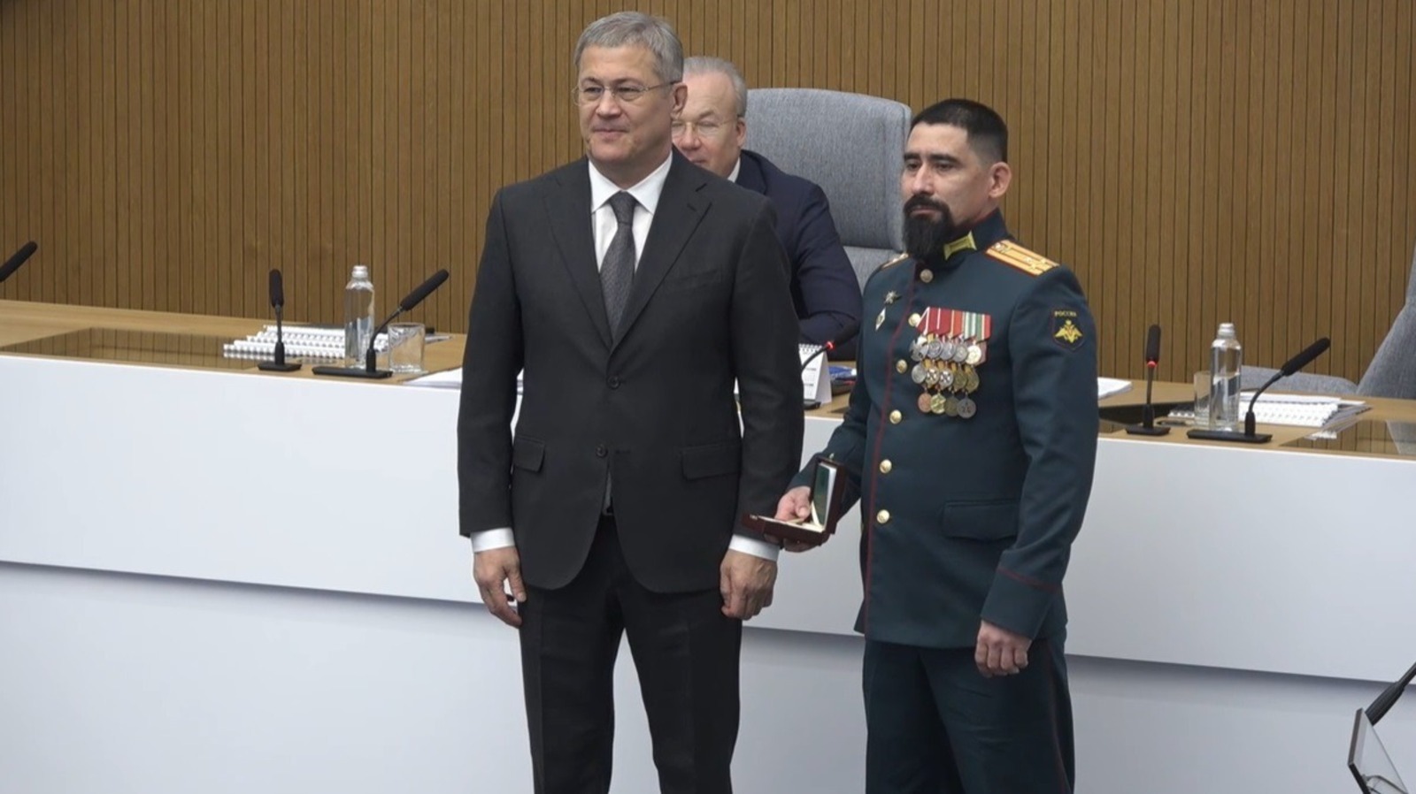 Глава Башкирии  наградил орденом Шаймуратова полковника Рината Ибрагимова