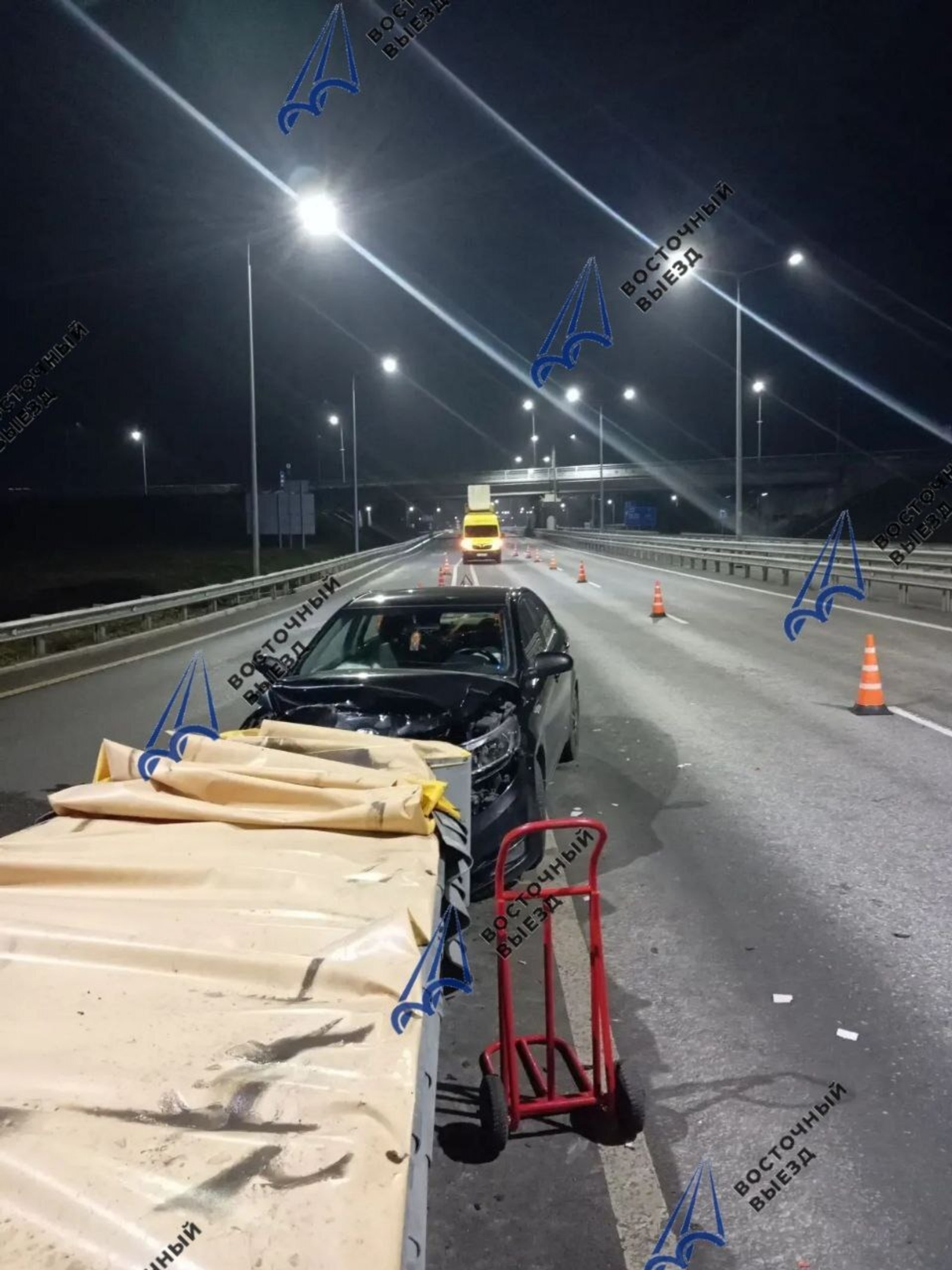 В Уфе на Восточном выезде иномарка врезалась в дорожный демпфер