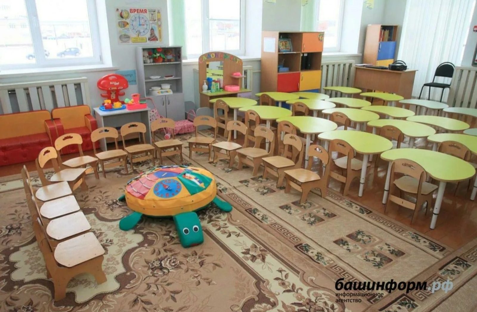 В Башкирии воспитатель встала на колени перед родителями