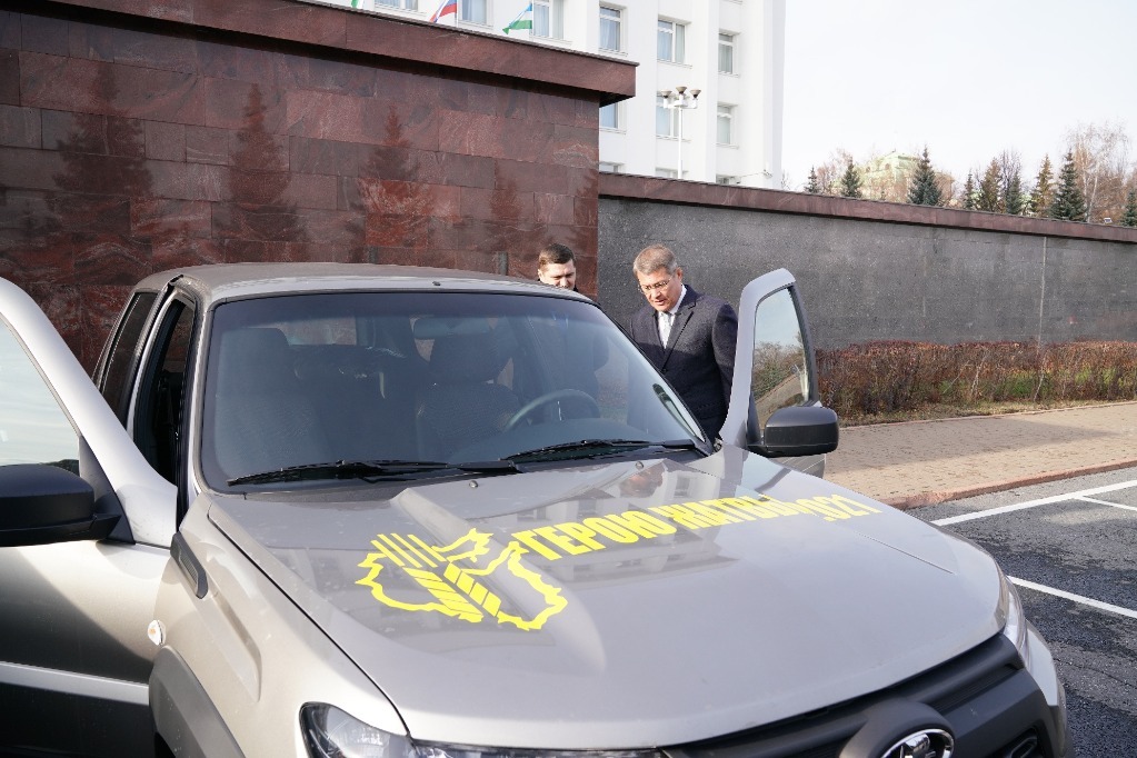 Радий Хабиров вручил ключи от автомобилей лучшим механизаторам республики