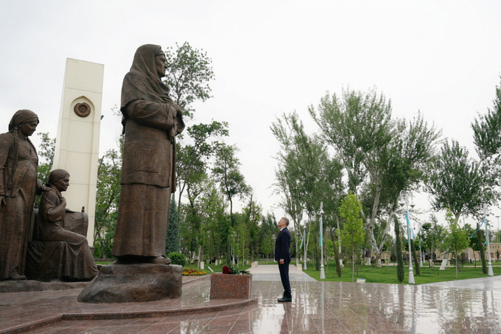 Радий Хабиров возложил цветы к мемориальному комплексу «Ода стойкости» в Узбекистане