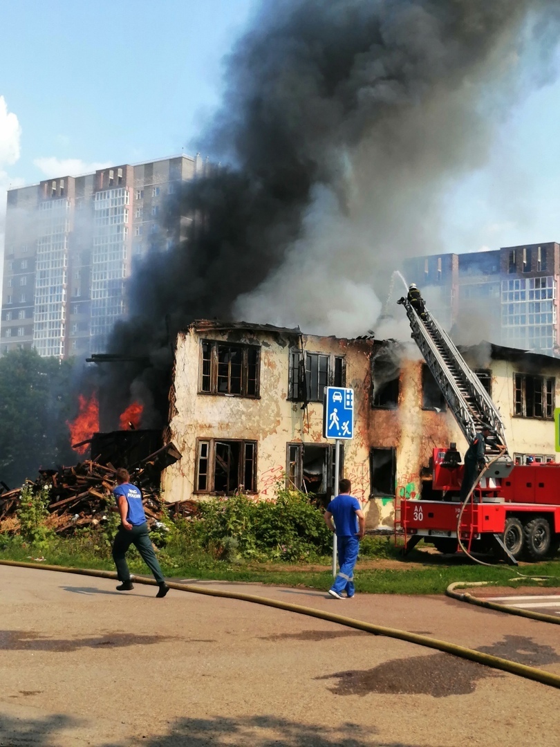 19 июля в уфимской Черниковке на улице Уссурийской, 27 загорелся ветхий двухэтажный дом.