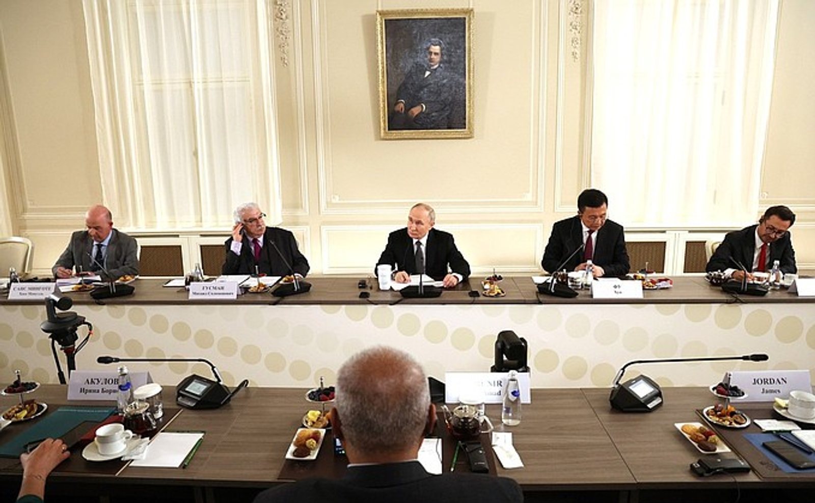 Владимир Путин  провел встречу с руководителями международных информагентств