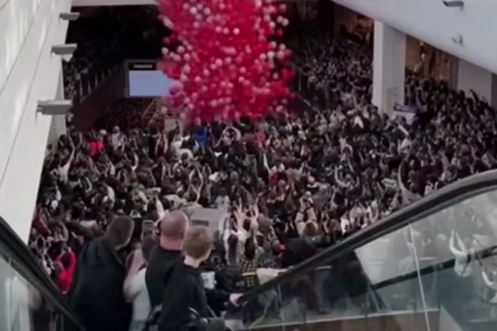 В Башкирии после давки в ТЦ людей увезли в больницу