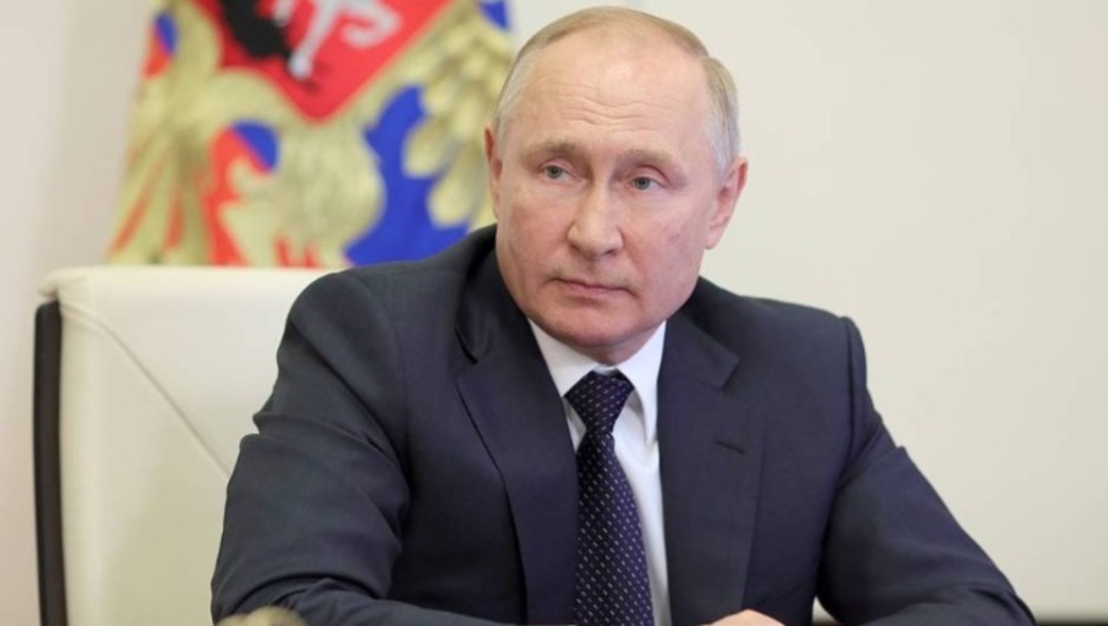 Президент РФ Владимир Путин поручил повысить прожиточный минимум в 2022 году на тысячу рублей — до 12 654 рублей