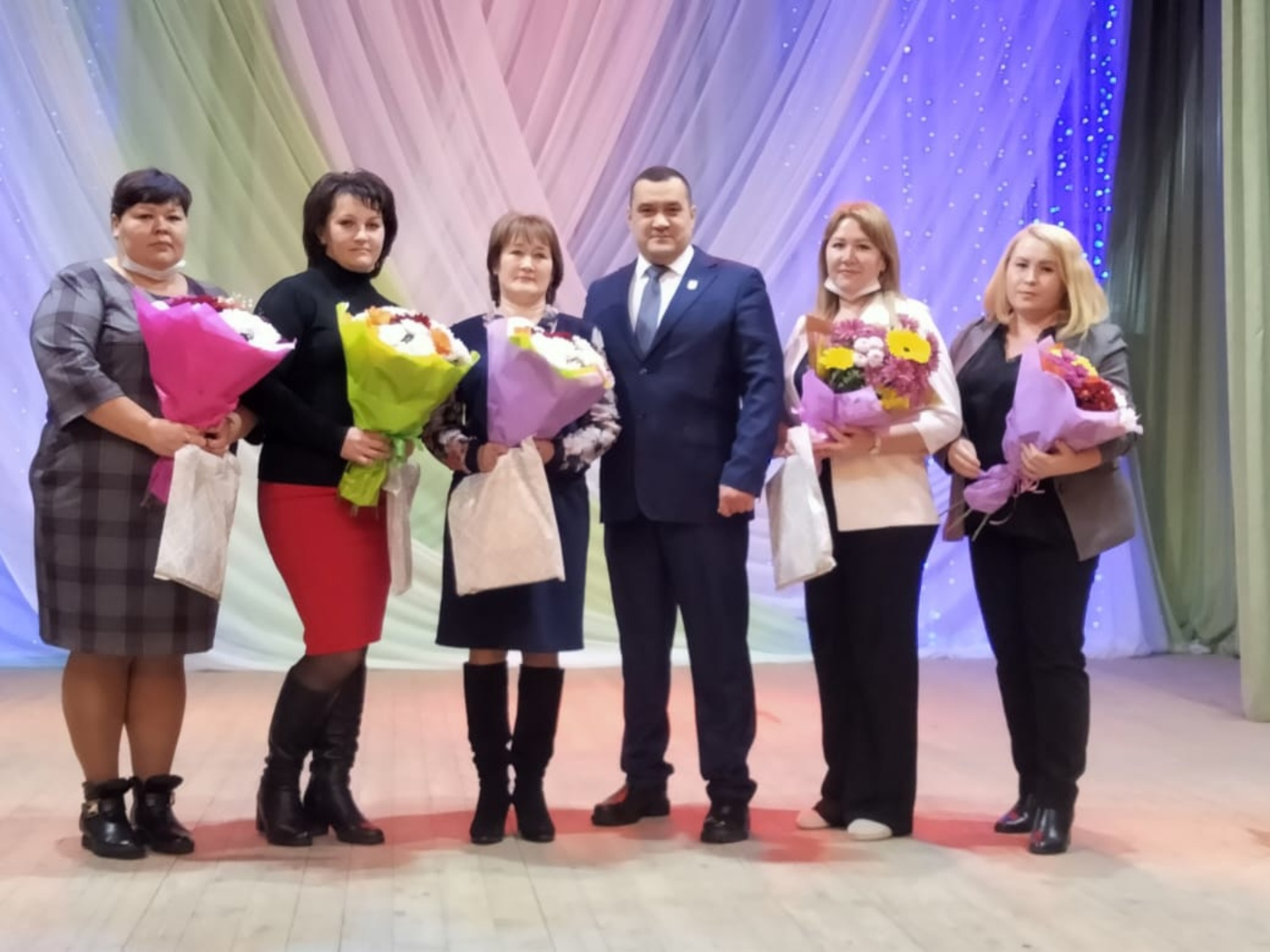 Глава Администрации Благоварского района поздравил  с днем Матери женщин района