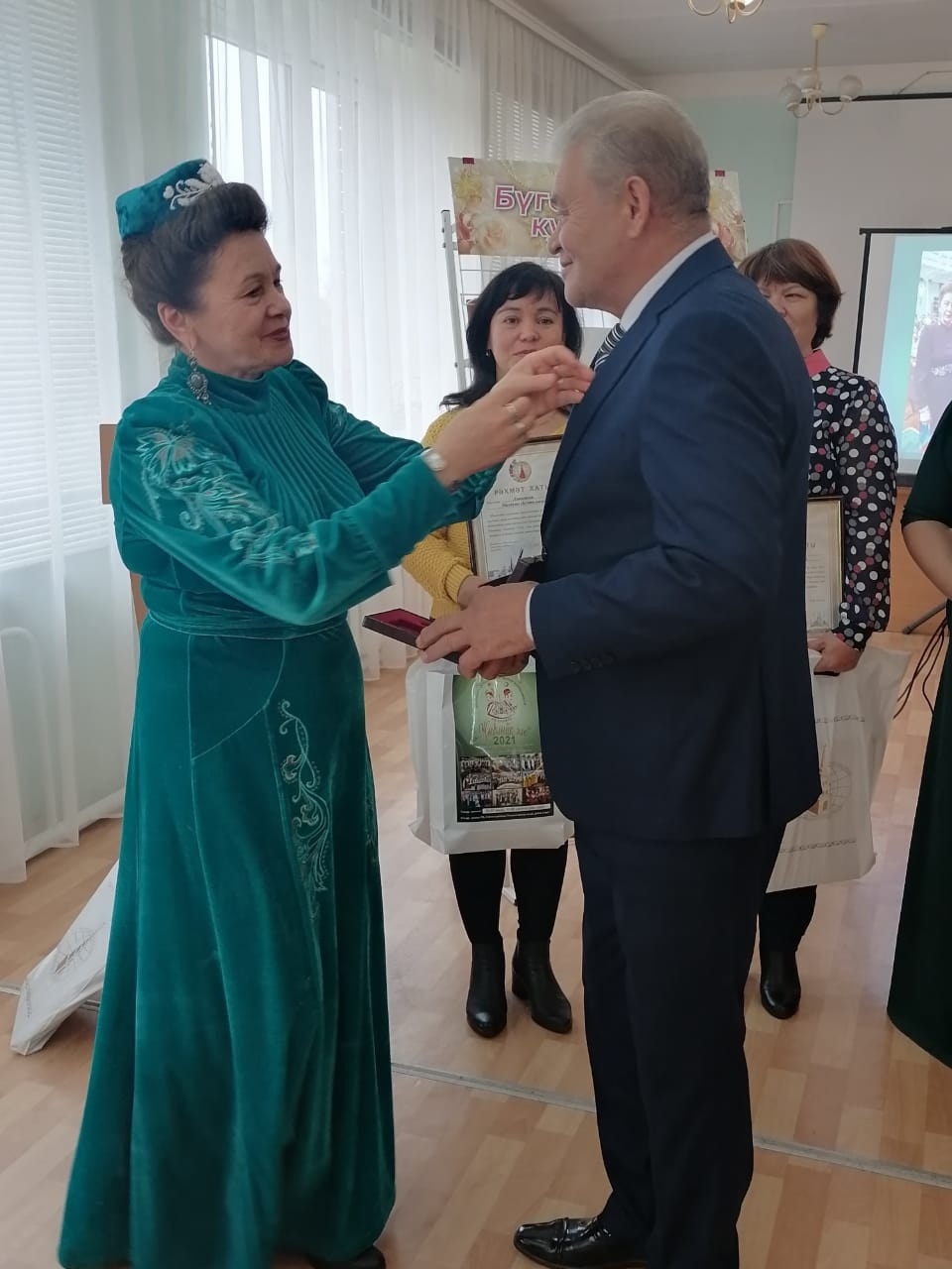 Заведующему СДК из Благоварского района вручили высшую награду Всемирного конгресса татар