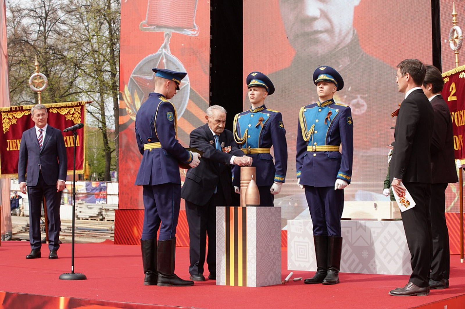Радий Хабиров принял участие в закладке гильзы с землёй в основание памятника Минигали Шаймуратову