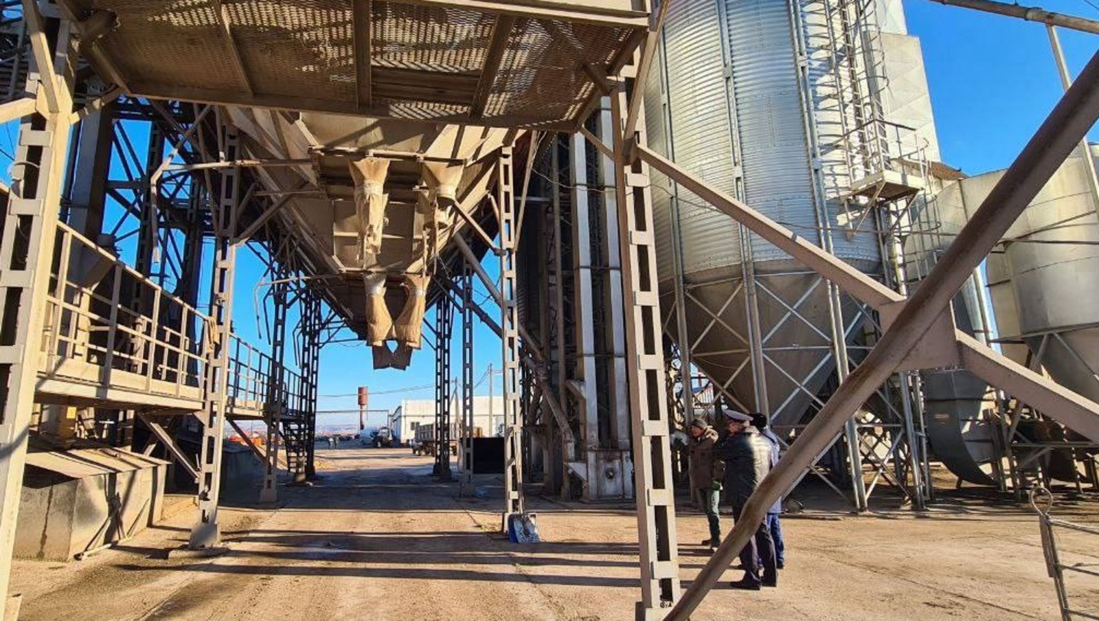 Два трупа обнаружили в бункере с зерном в Башкирии