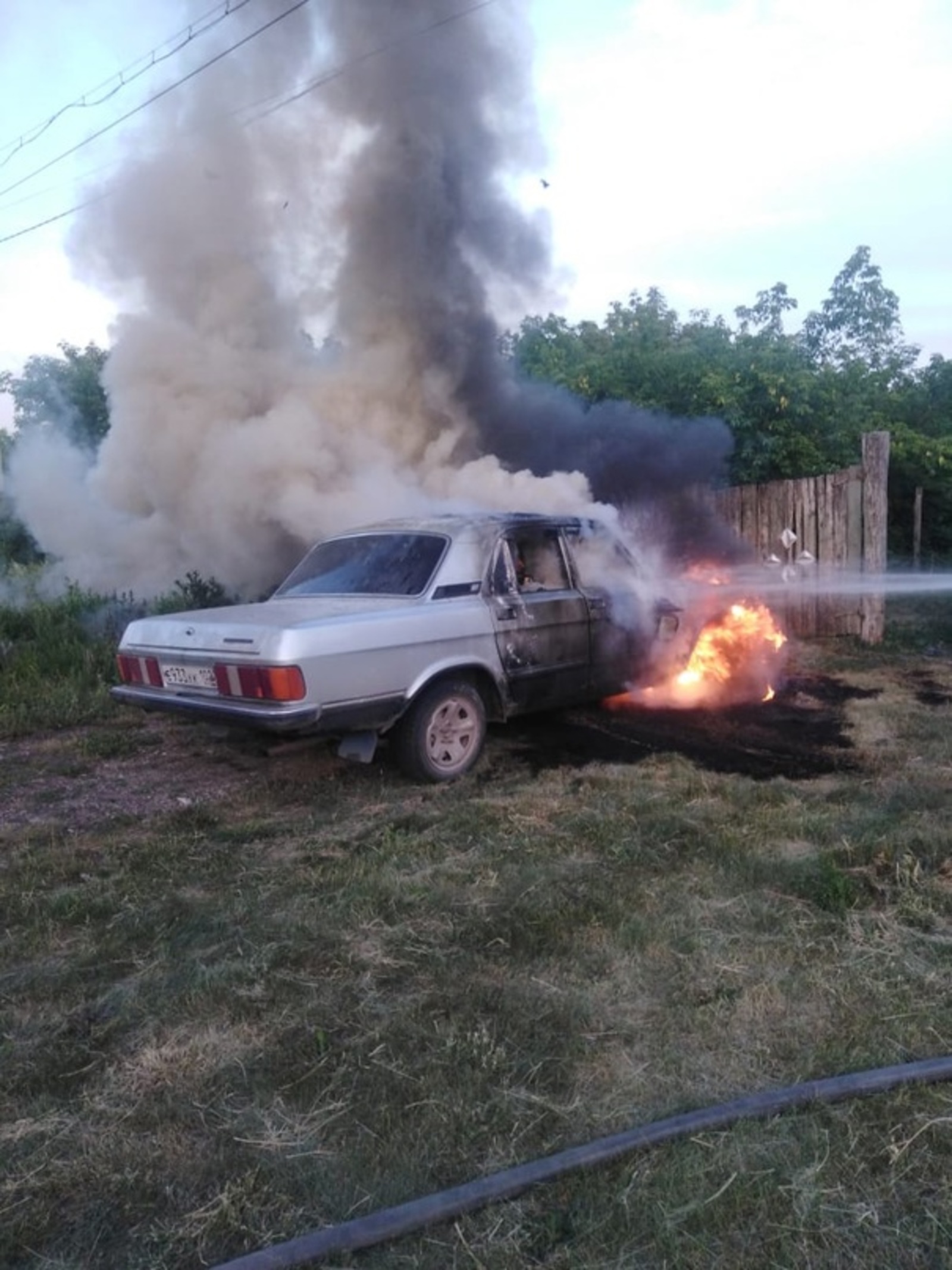 В Башкирии во дворе дома загорелся автомобиль