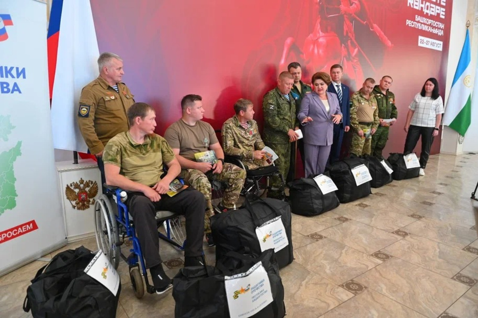 Участникам СВО вручили первую партию адаптивной одежды